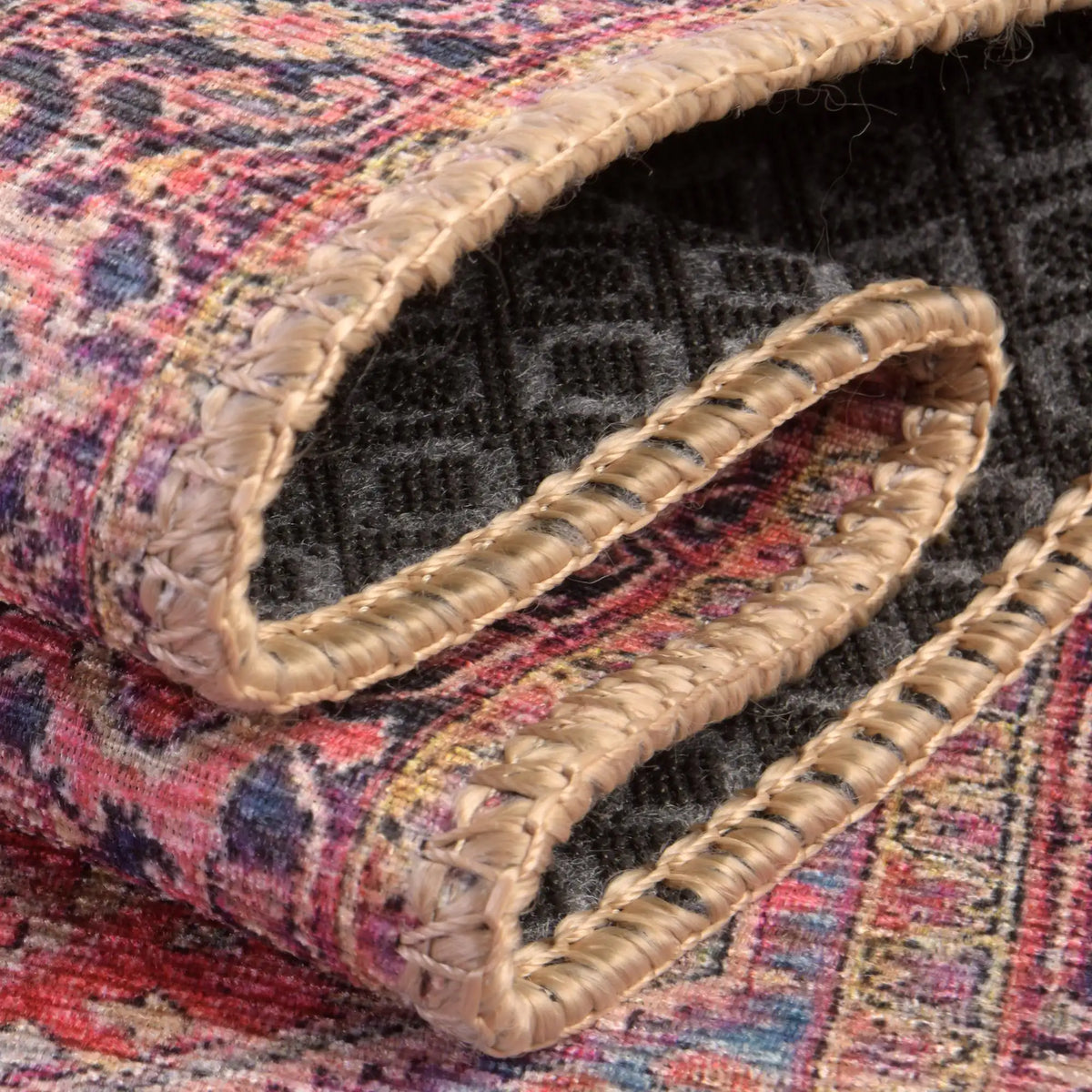 Quadratisch Teppich Timeless in Rot von Hadorn™ - Lifestyle Image