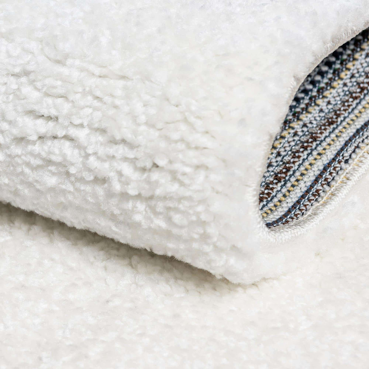 Rund Teppich Solid Frieze in Weiss von Hadorn™ - Lifestyle Image