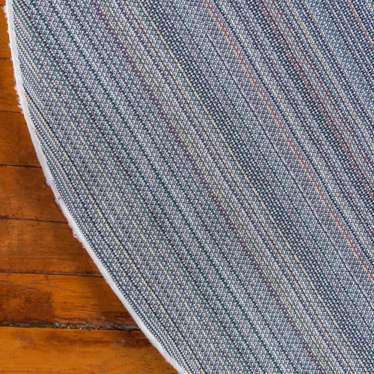 Rund Teppich Solid Frieze in Weiss von Hadorn™ - Lifestyle Image