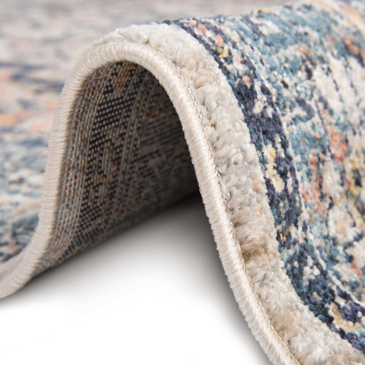 Oval Teppich Lola in Blau von Hadorn™ - Lifestyle Image