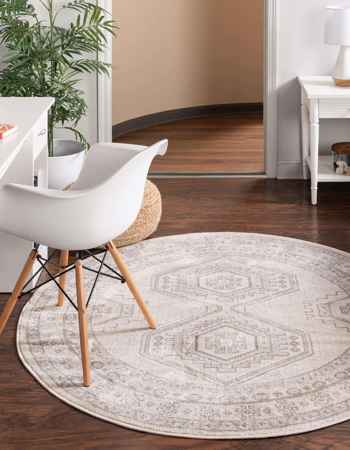 Rund Teppich Charlotte in Beige von Hadorn™ - Lifestyle Image
