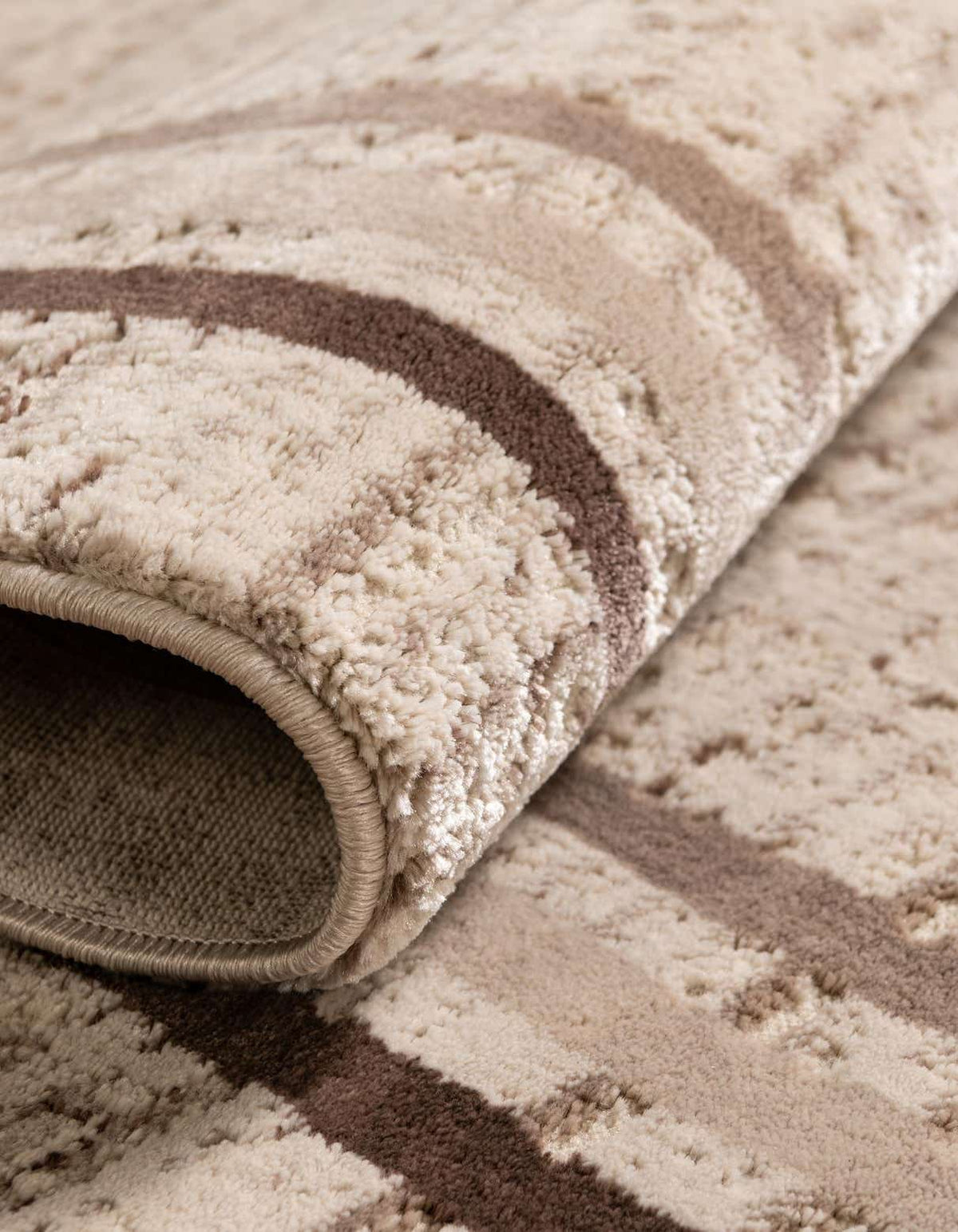Quadratisch Teppich Oasis in Braun von Hadorn™ - Lifestyle Image