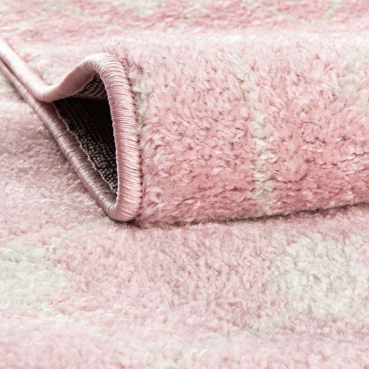 Rechteck Teppich Moroccan Trellis in Rosa von Hadorn™ - Lifestyle Image