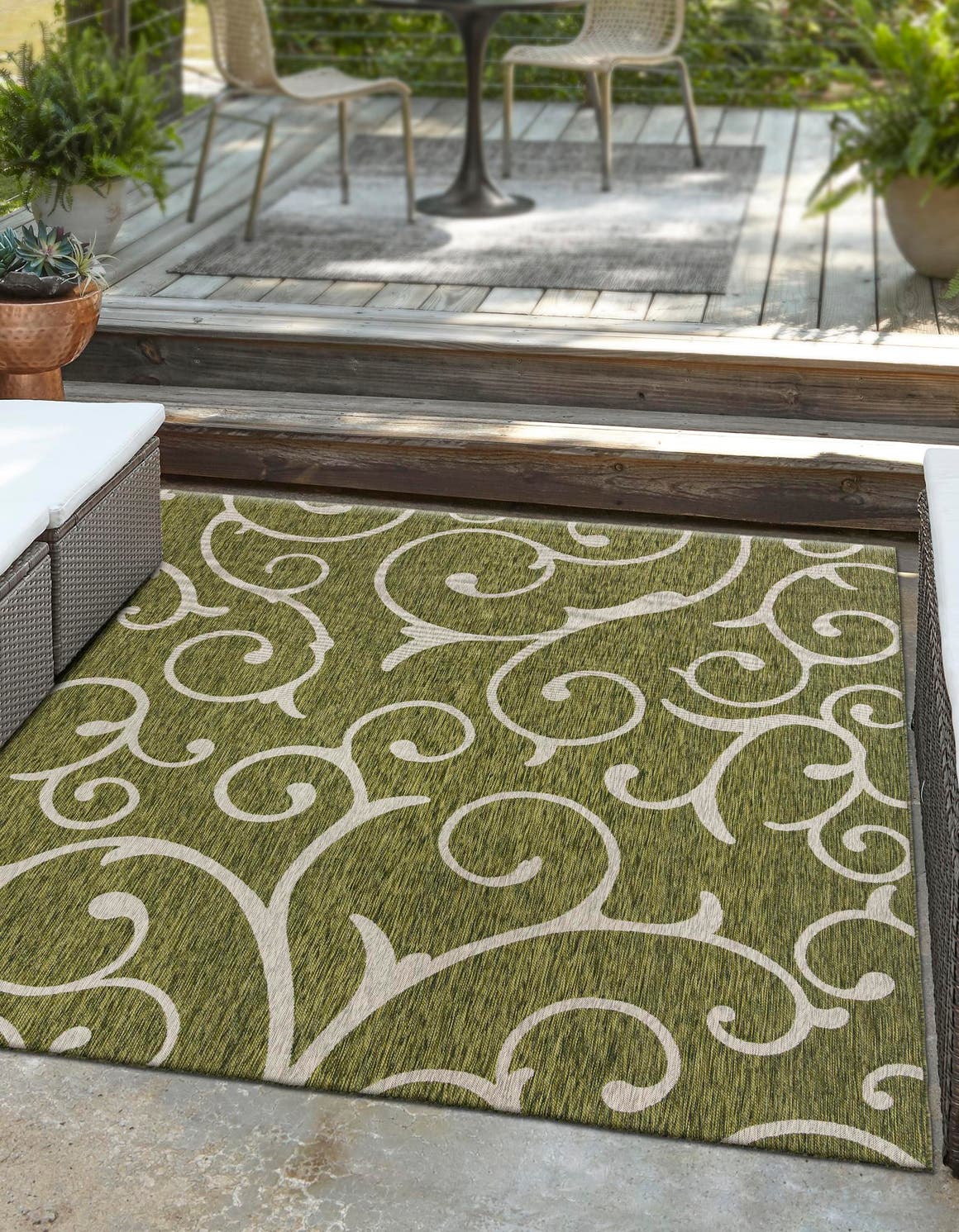 Quadratisch Outdoor Teppich Outdoor Botanical in Grün von Hadorn™ - Lifestyle Image